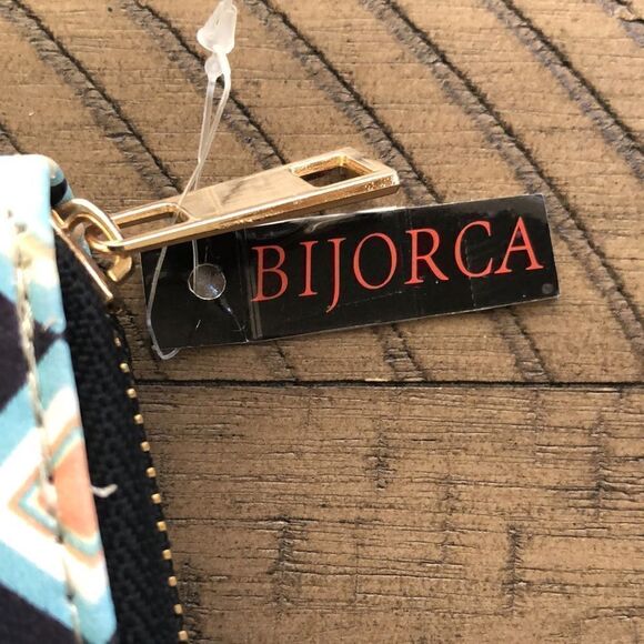 NWT Vegan Southwest Look 👀 Zip Wallet. Zip and card compartments. Secure! - Picture 4 of 17